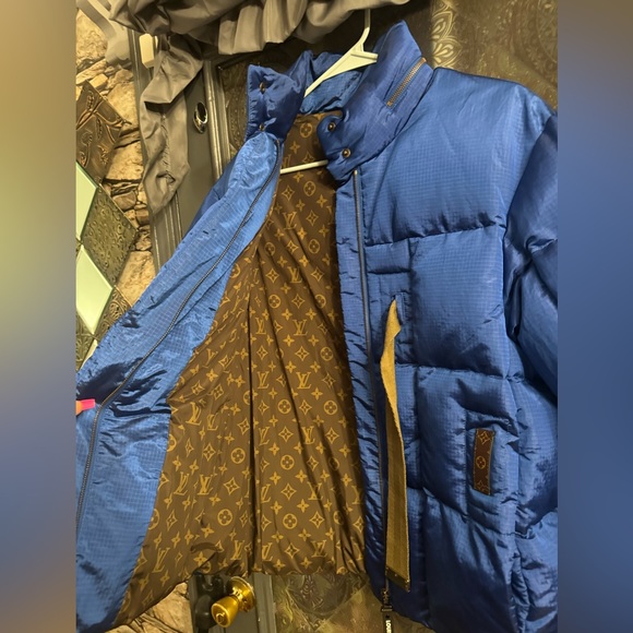 Authentic Louis Vuitton women’s down puffer jacket with belt - Picture 4 of 16